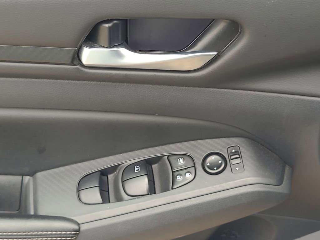 Used 2025 Nissan Altima 2.5 SV FWD image 24