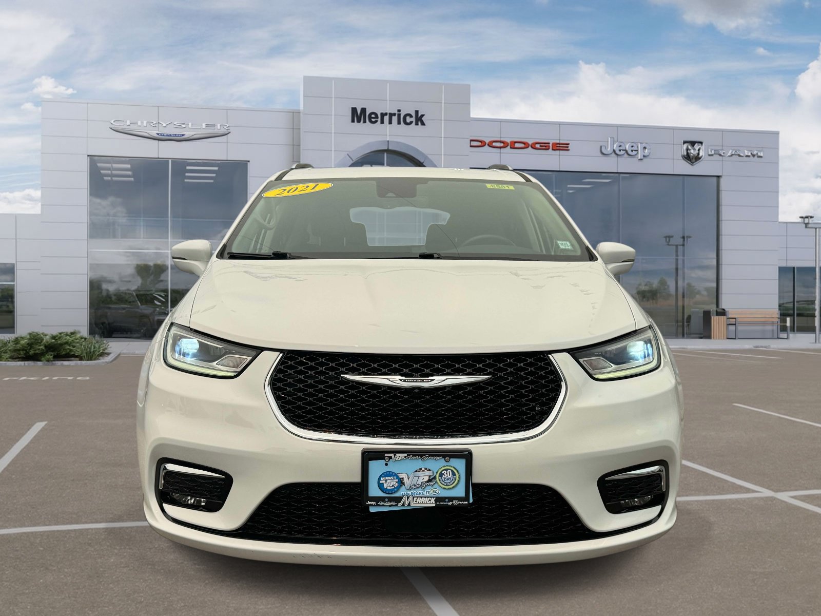 Used 2021 Chrysler Pacifica Touring-L FWD image 3