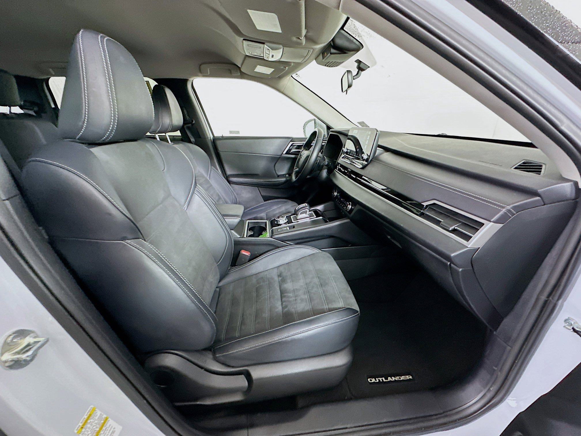 Used 2024 Mitsubishi Outlander SE image 32