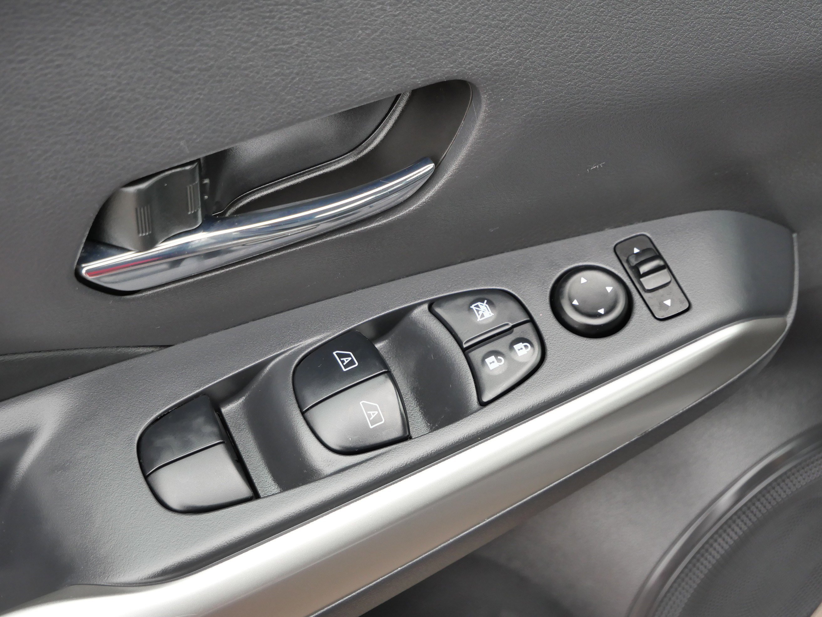 Used 2019 Nissan Kicks SR w/ SR Premium Package image 19