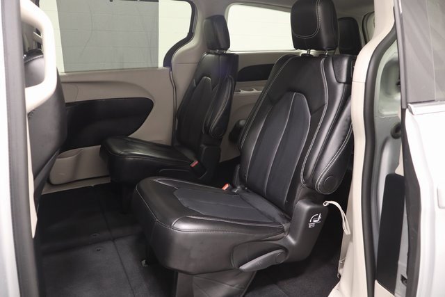 Used 2024 Chrysler Pacifica Touring-L image 12