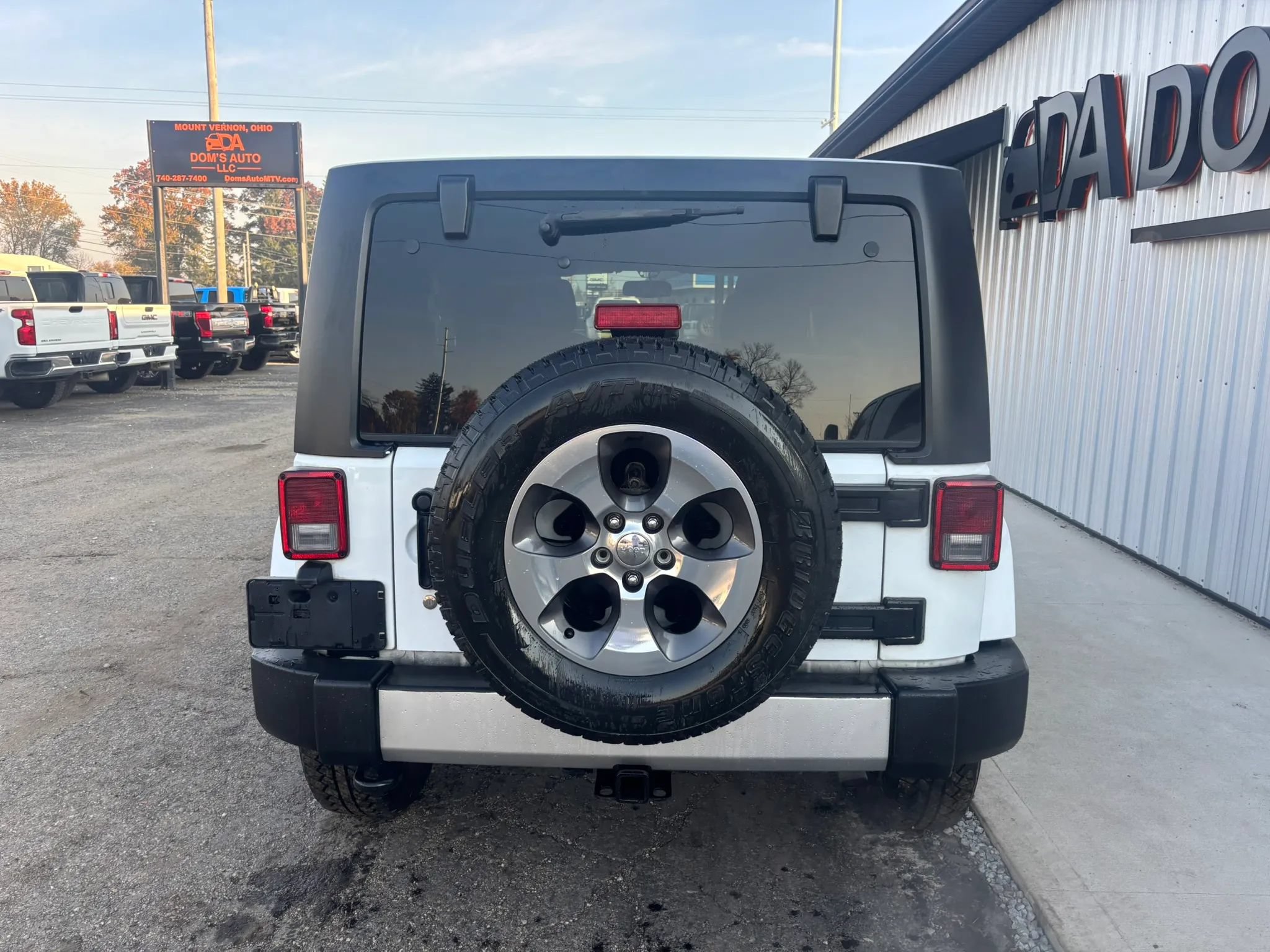 Used 2017 Jeep Wrangler Unlimited Sahara w/ Max Tow Package AWD/4WD image 4