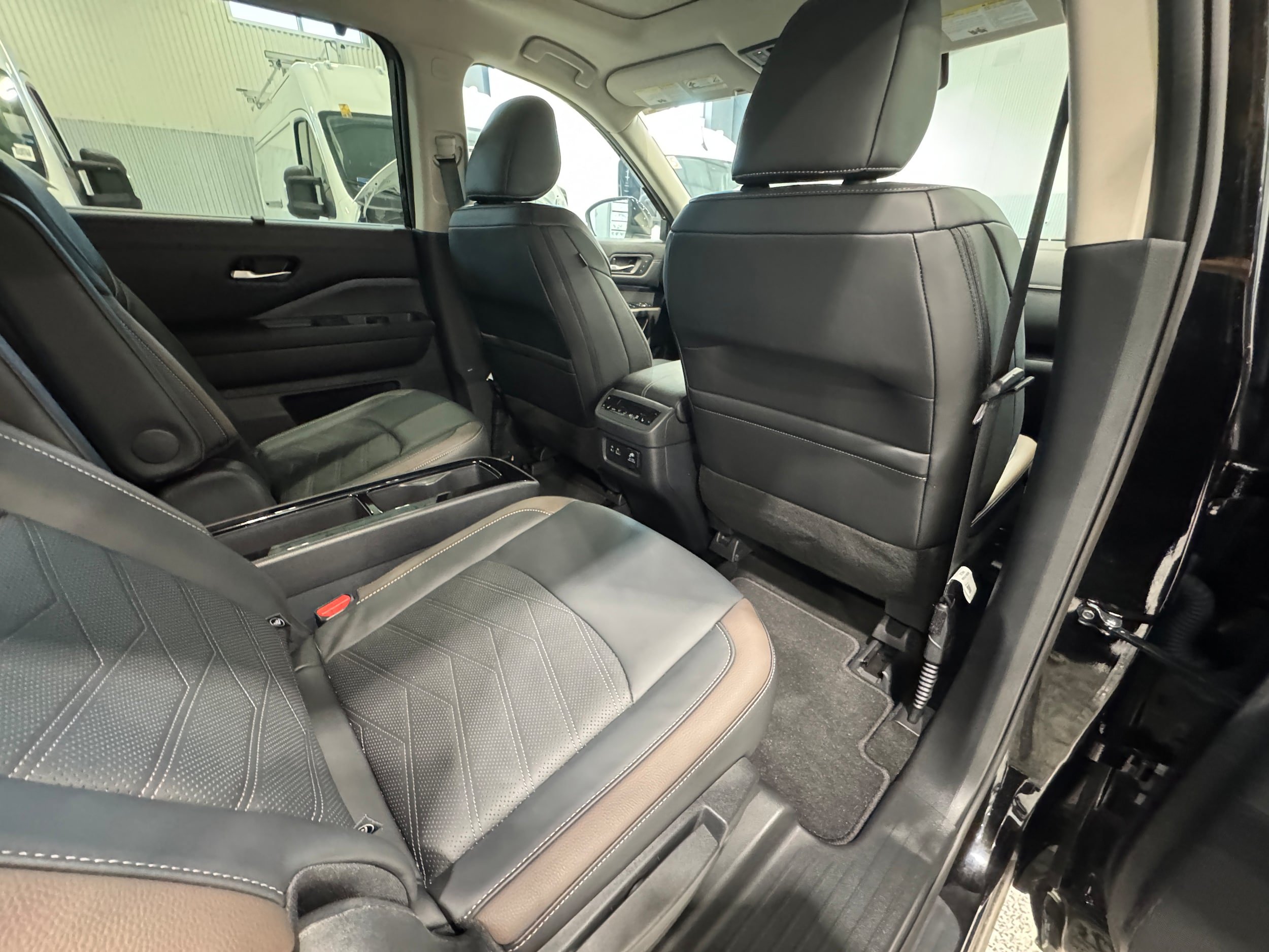 Used 2025 Nissan Pathfinder Platinum AWD/4WD image 10