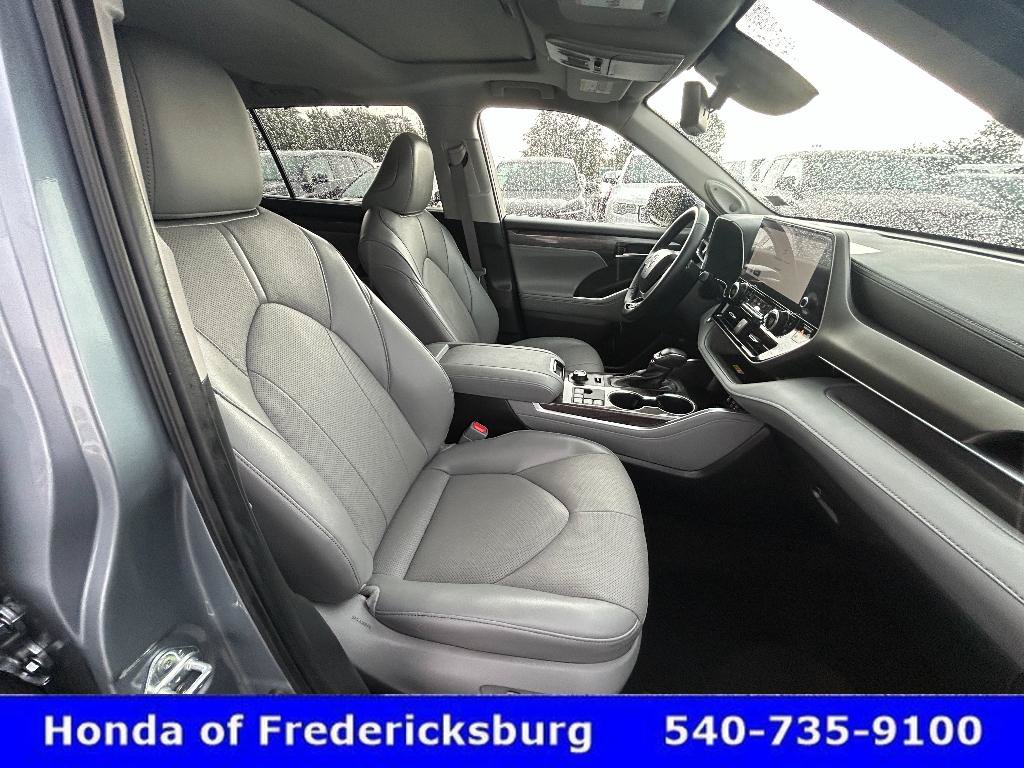Used 2024 Toyota Highlander Limited AWD/4WD image 31