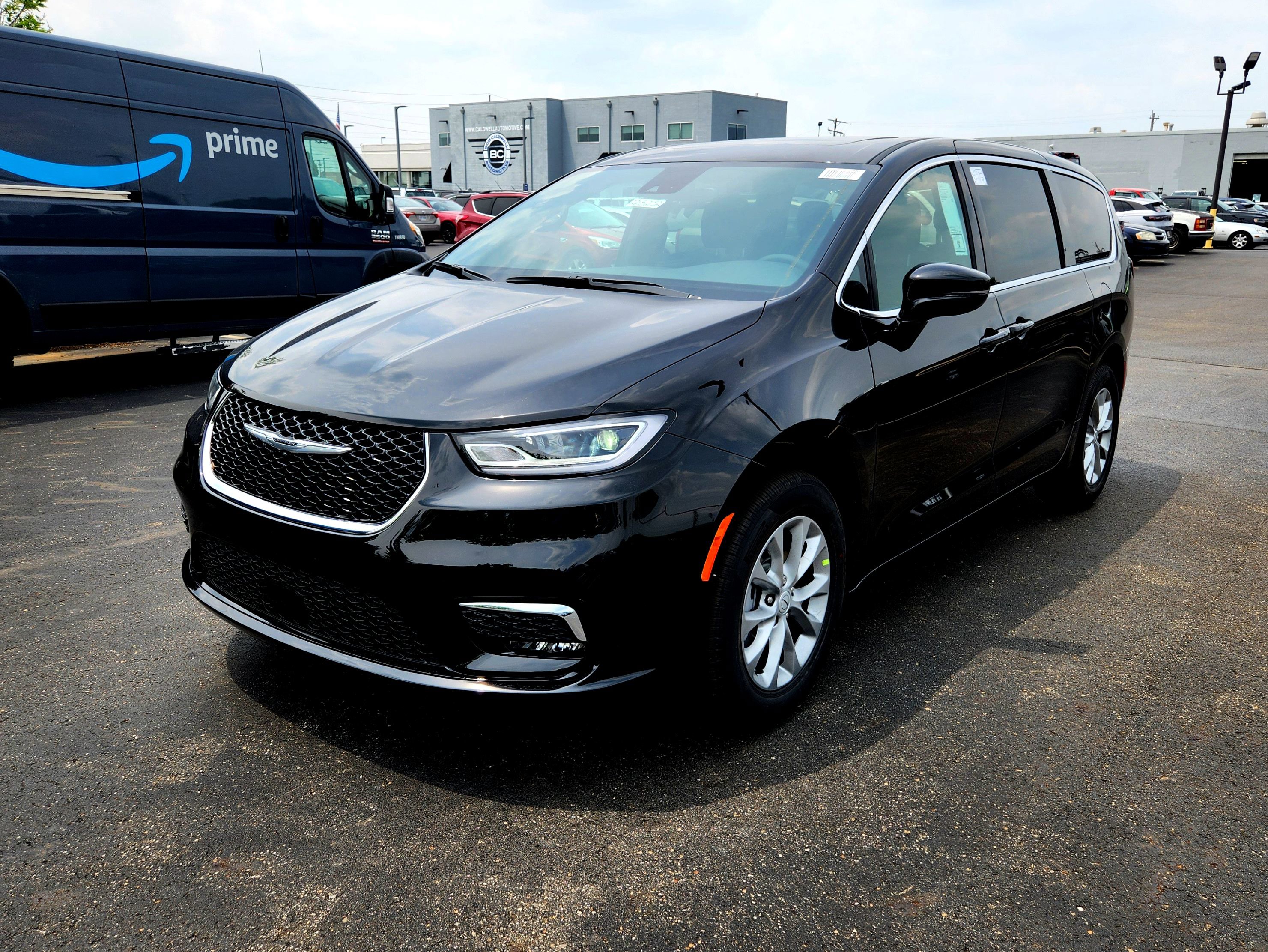 New 2025 Chrysler Pacifica Select w/ Uconnect Theater Family Group image 4