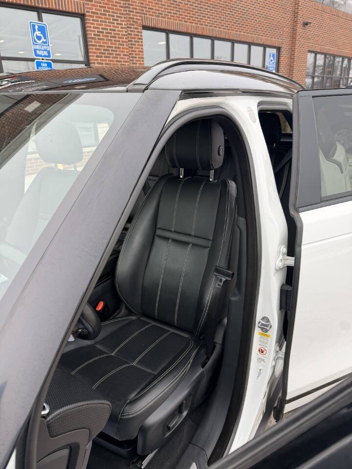 Used 2018 Land Rover Range Rover Velar R-Dynamic SE image 21