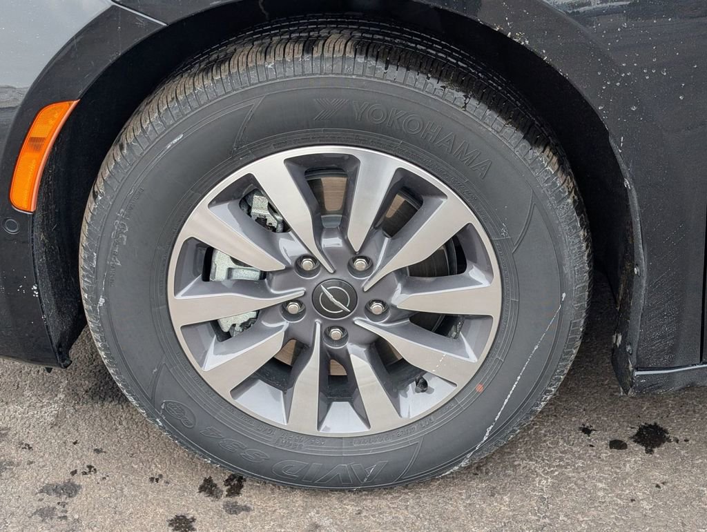 Used 2023 Chrysler Pacifica Limited image 15