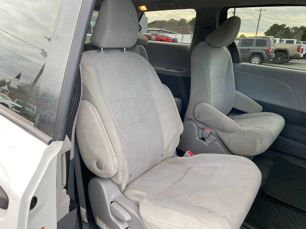 Used 2020 Toyota Sienna L image 21