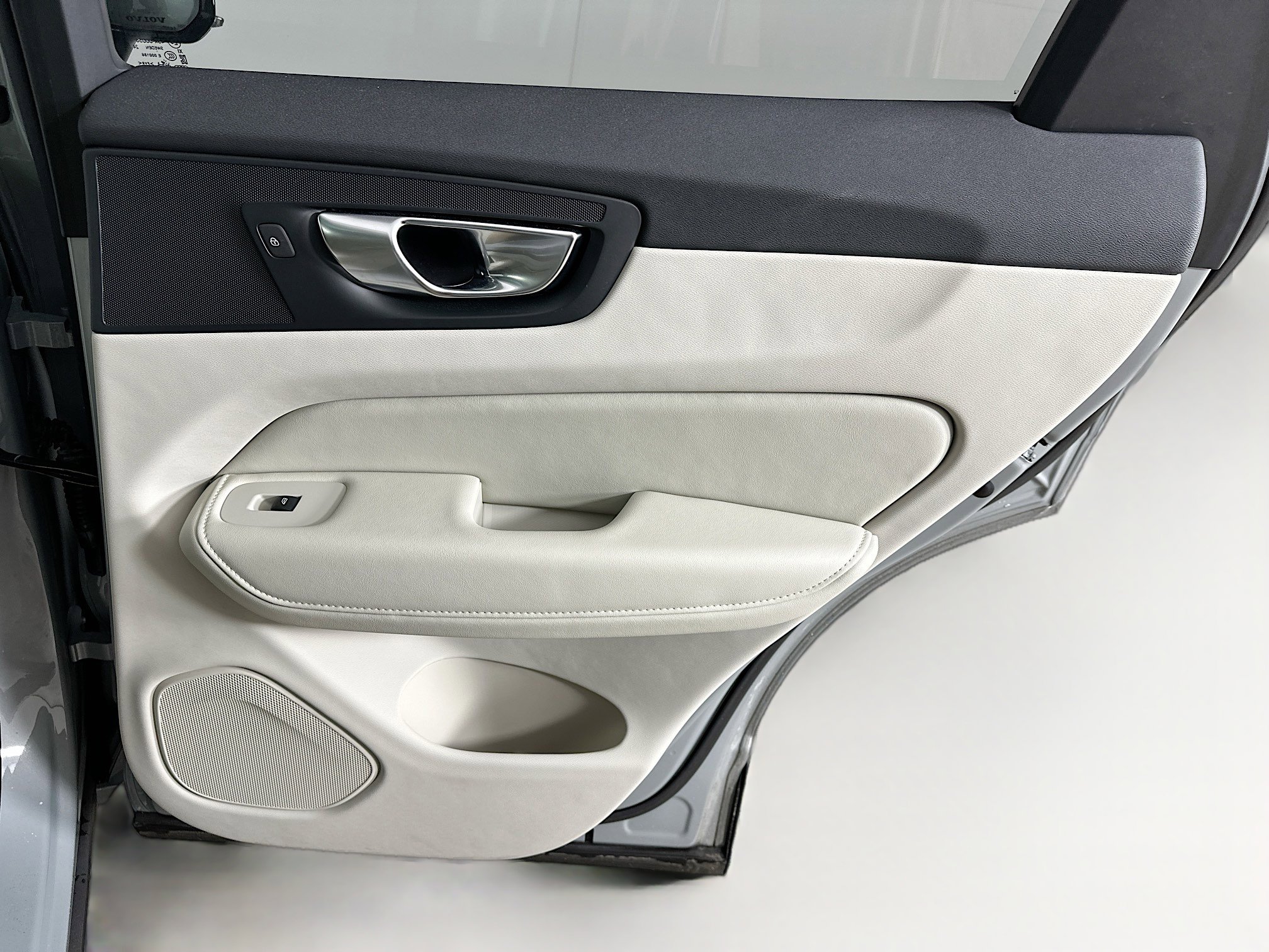 Used 2025 Volvo XC60 B5 Ultra w/ Protection Package Premier image 32