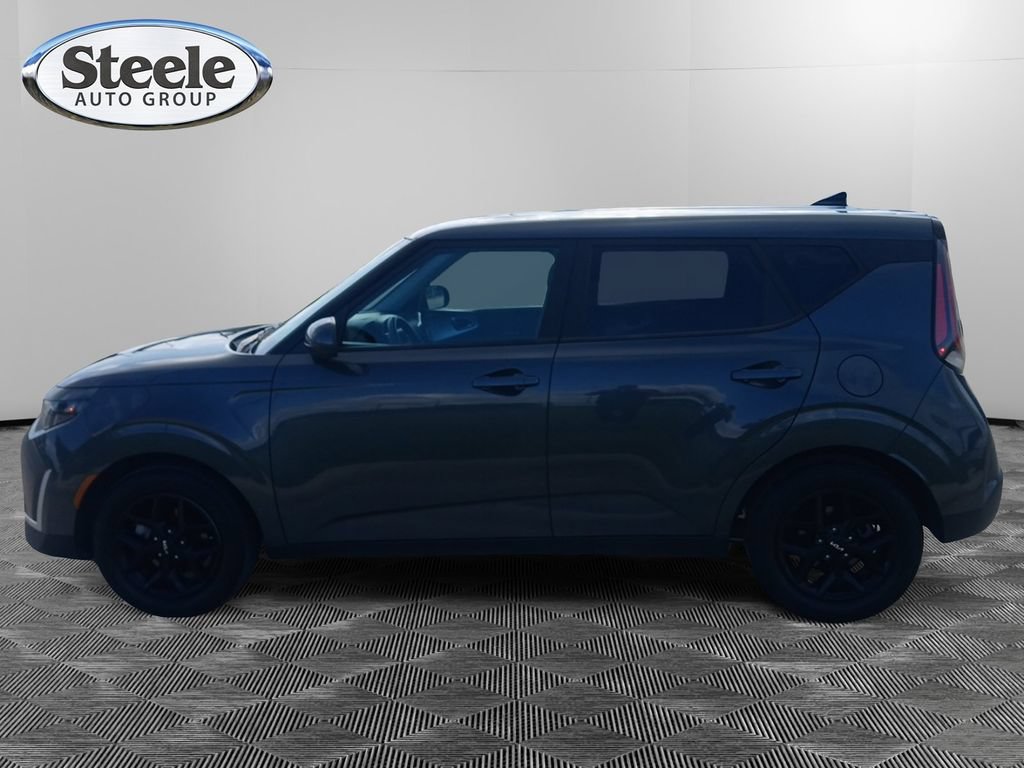 Used 2023 Kia Soul LX w/ LX Technology Package FWD image 3