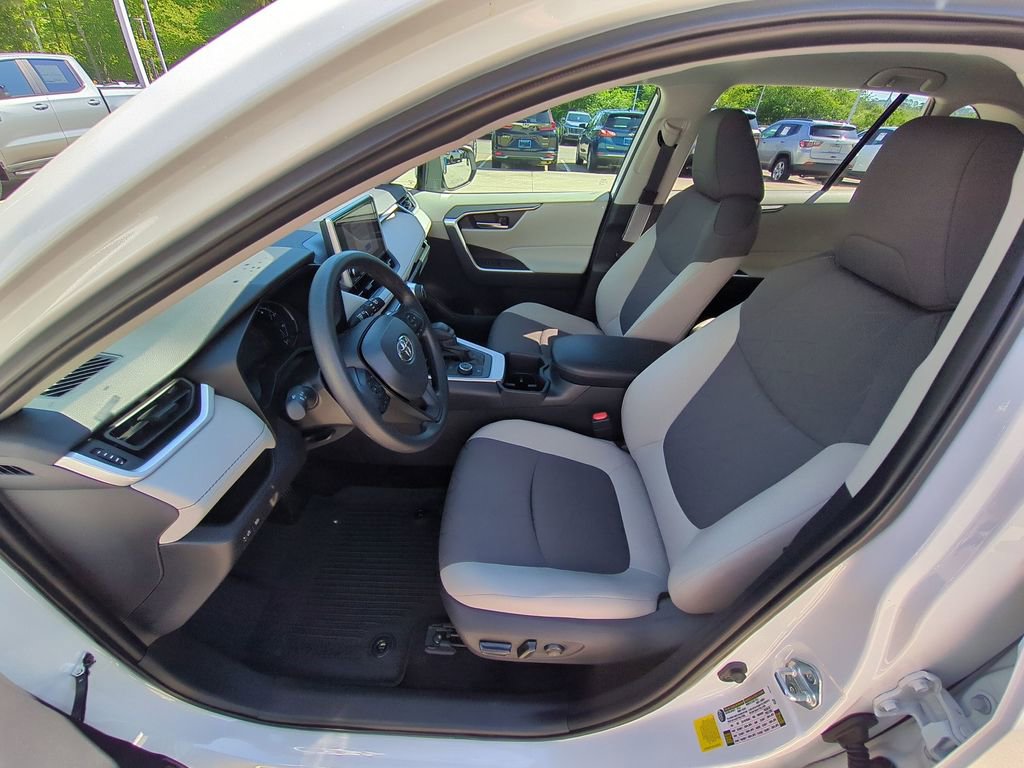 Used 2025 Toyota RAV4 XLE AWD/4WD image 16
