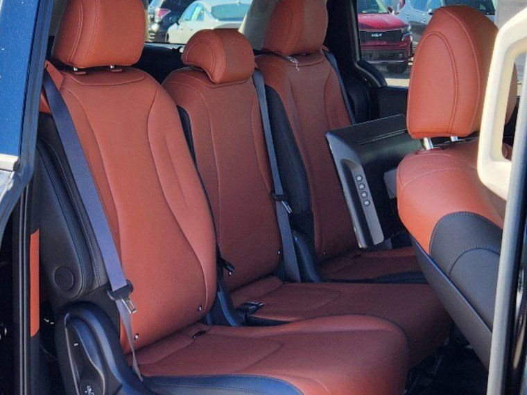 Certified 2025 Kia Carnival SX image 19