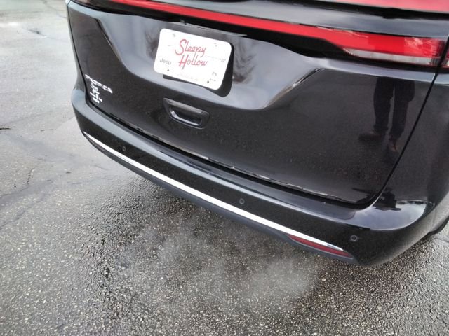 Used 2024 Chrysler Pacifica Touring-L image 15