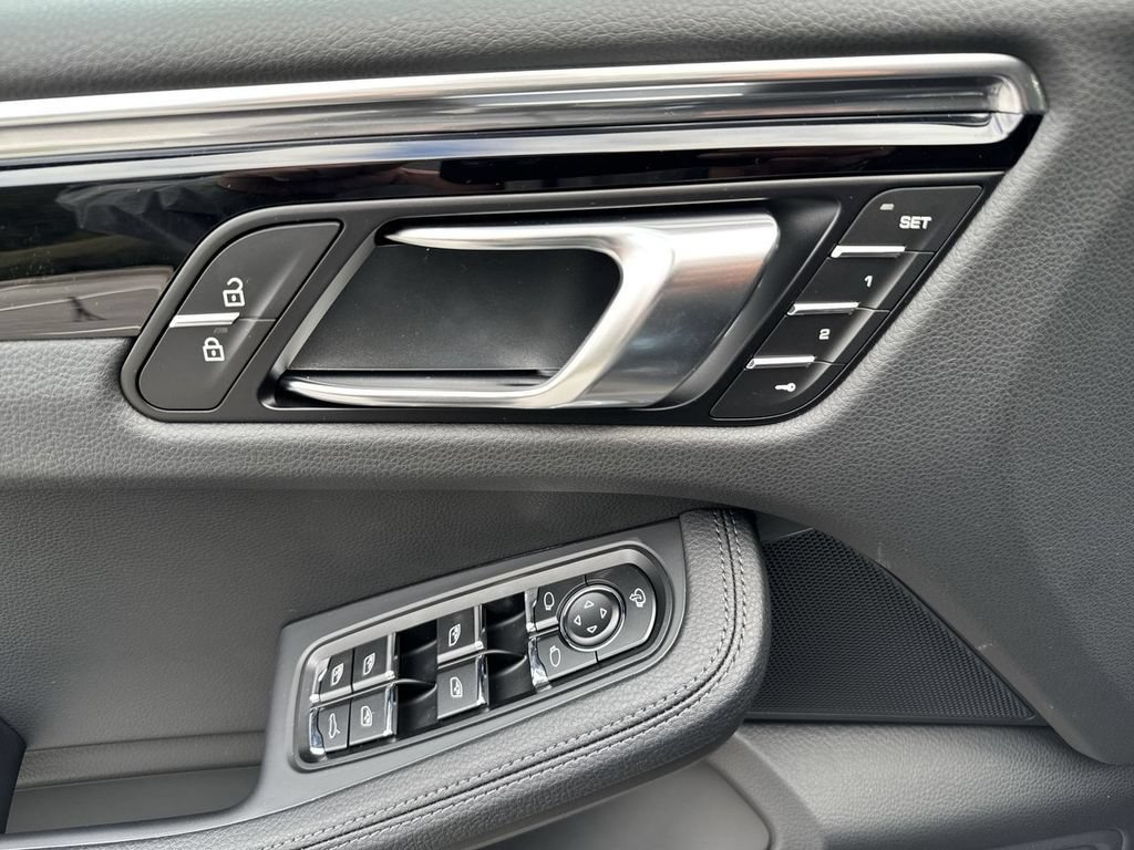 Certified 2026 Porsche Macan AWD/4WD image 9