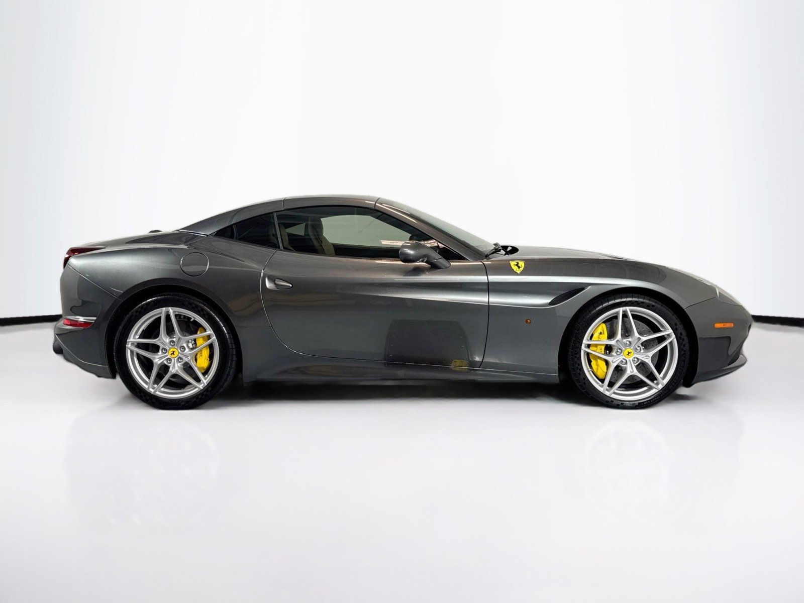 Used 2017 Ferrari California T image 8