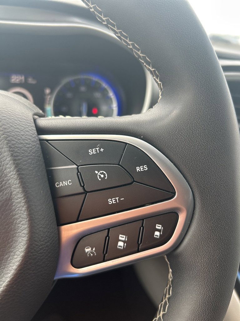 Used 2023 Chrysler Pacifica Touring-L FWD image 31