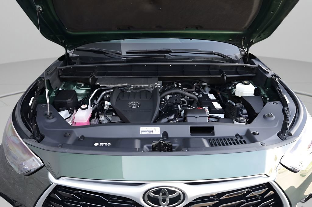 Used 2023 Toyota Highlander XLE AWD/4WD image 9
