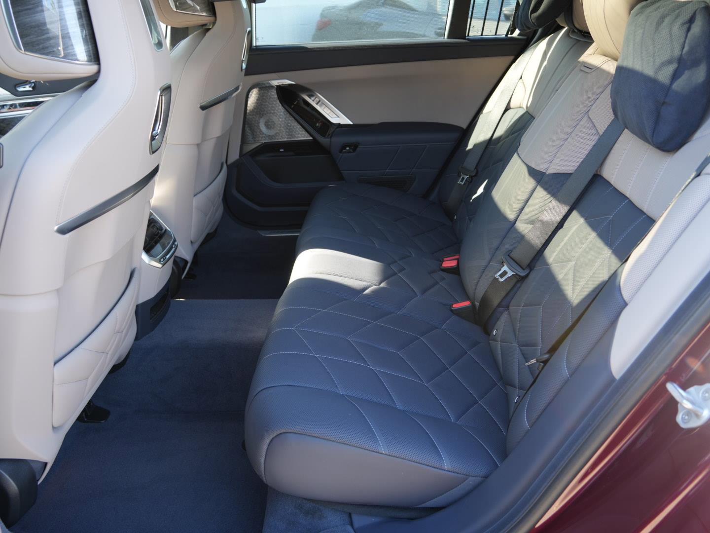 Used 2025 BMW 760i xDrive w/ Executive Package image 18