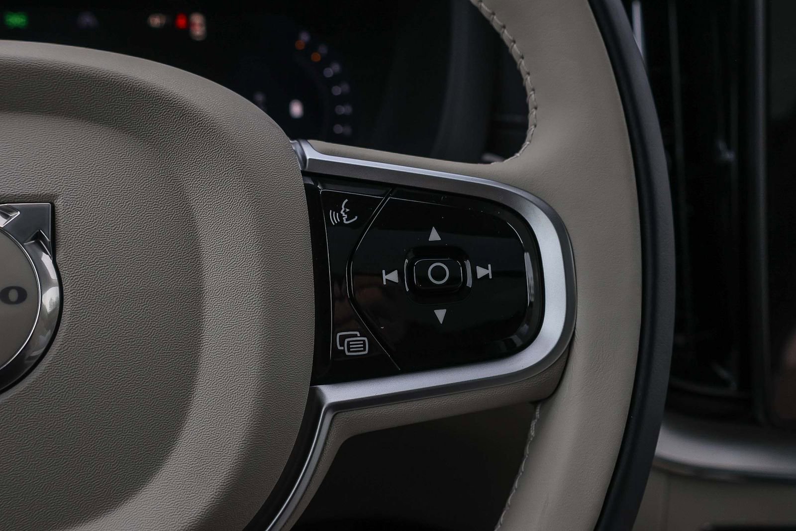 New 2026 Volvo XC60 B5 Ultra w/ Protection Package Premier image 36