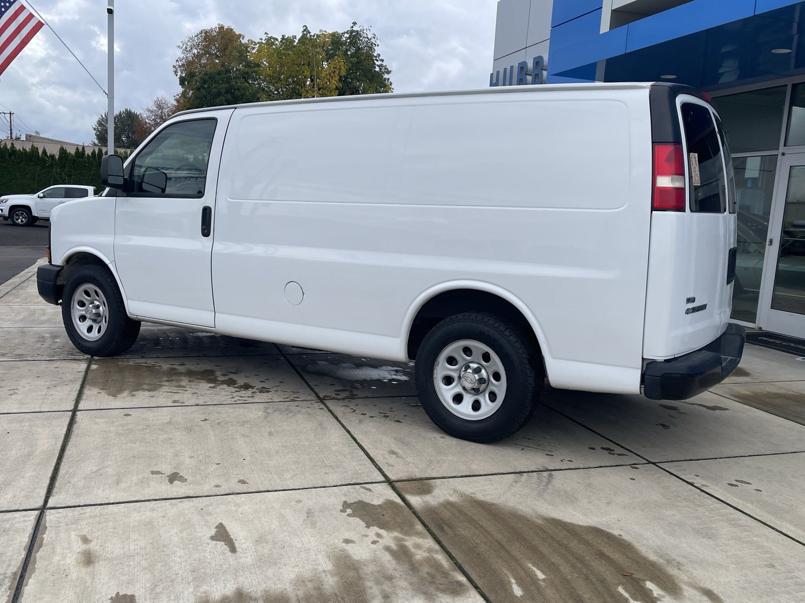 Used 2010 Chevrolet Express 1500 RWD image 3