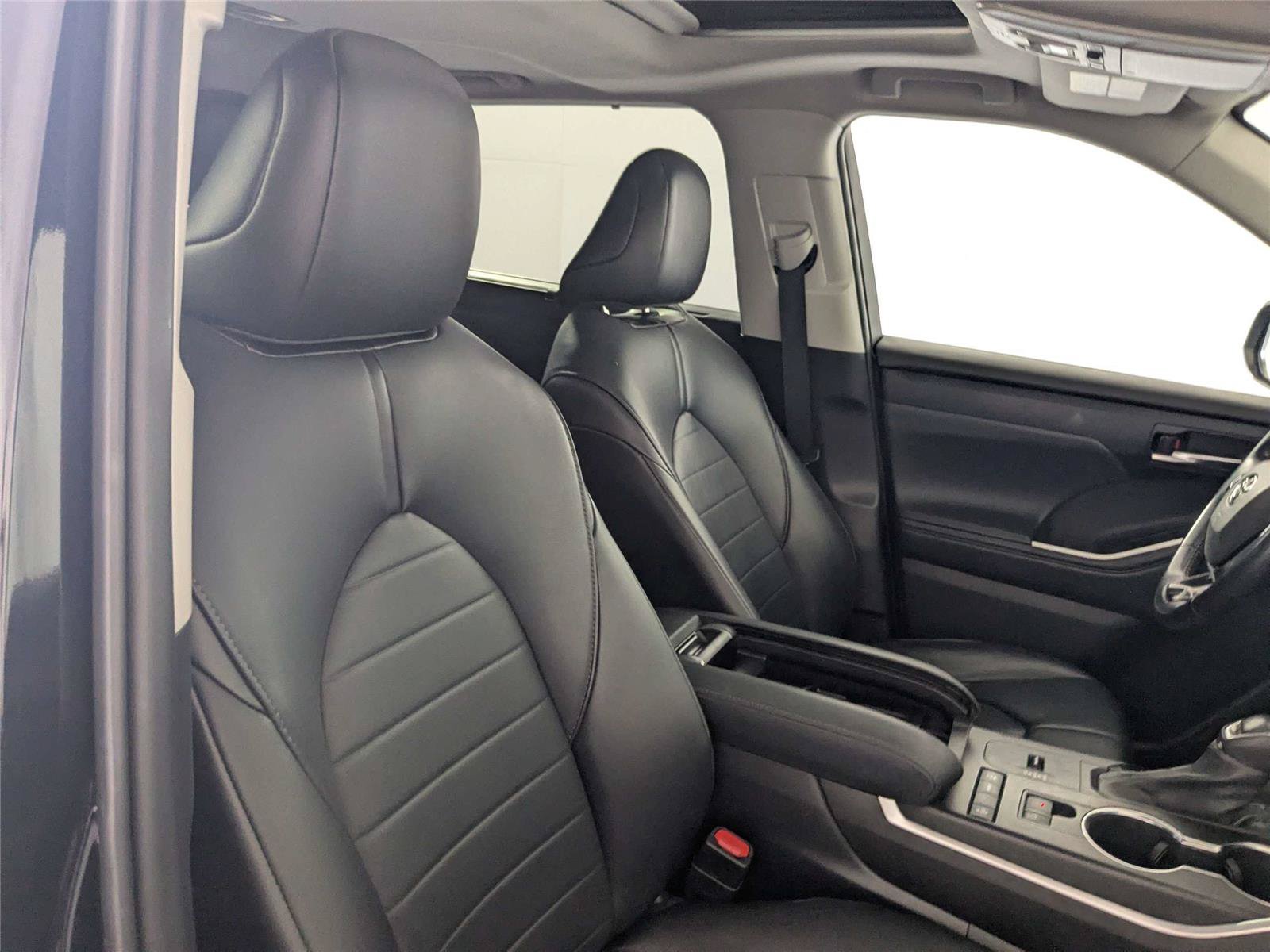 Used 2021 Toyota Highlander XLE FWD image 33