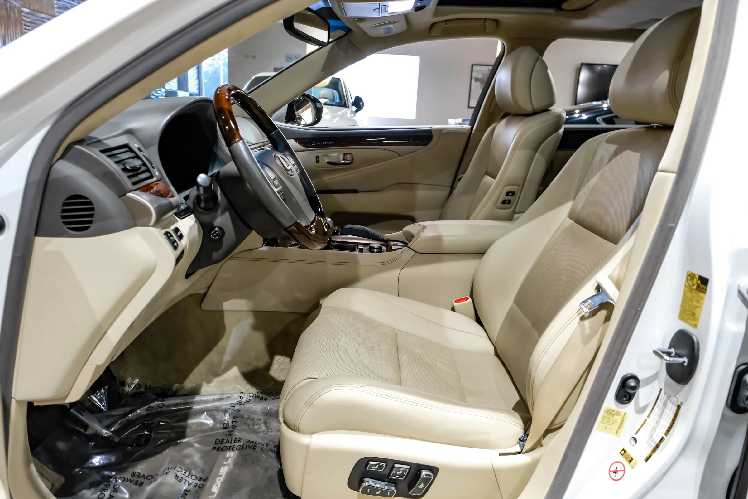 Used 2015 Lexus LS 460 L RWD image 4