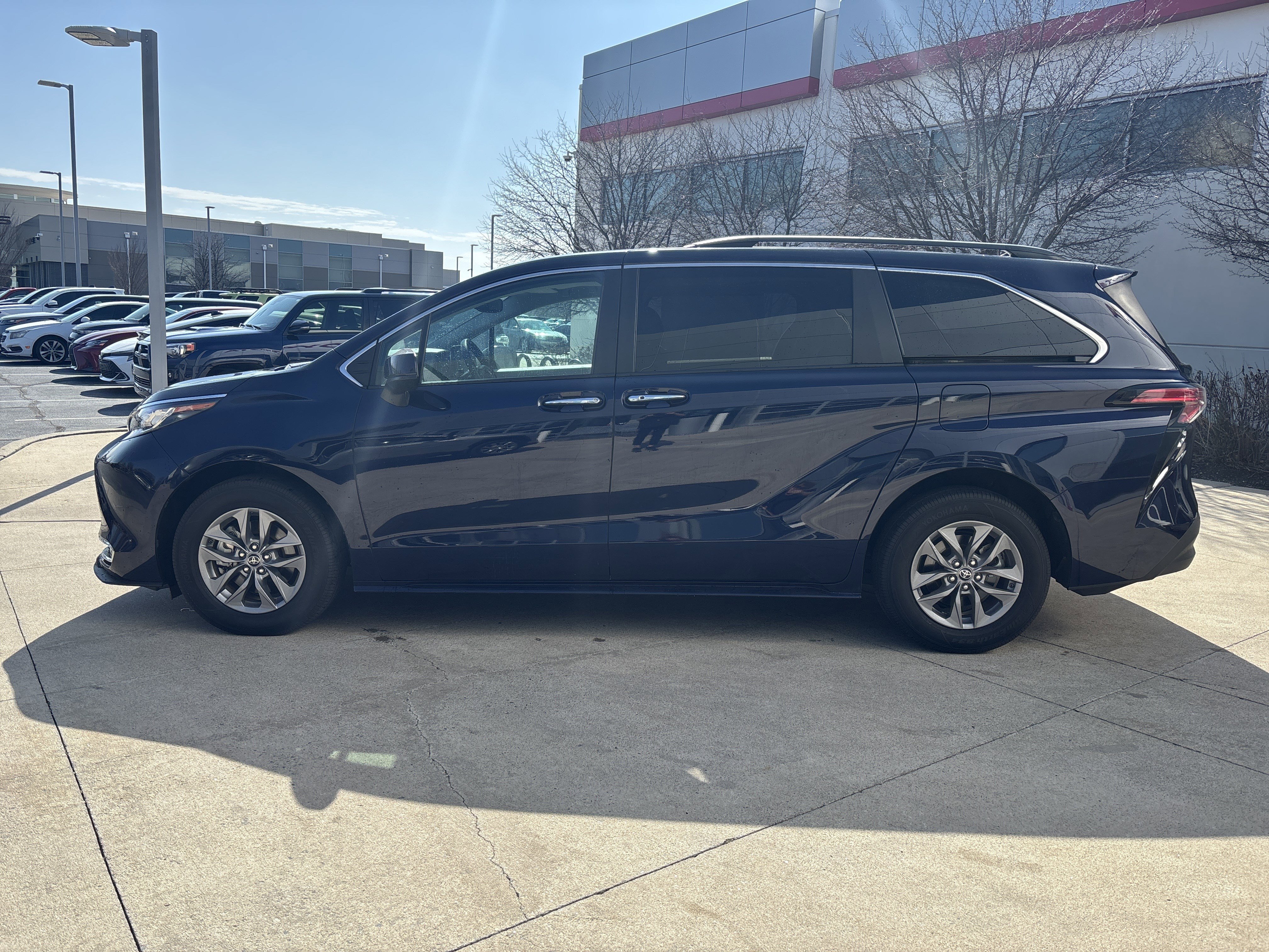 Used 2022 Toyota Sienna XLE FWD image 9
