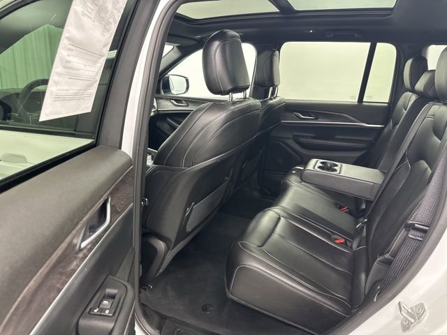 Used 2025 Jeep Grand Cherokee Limited w/ Black Appearance Package image 32