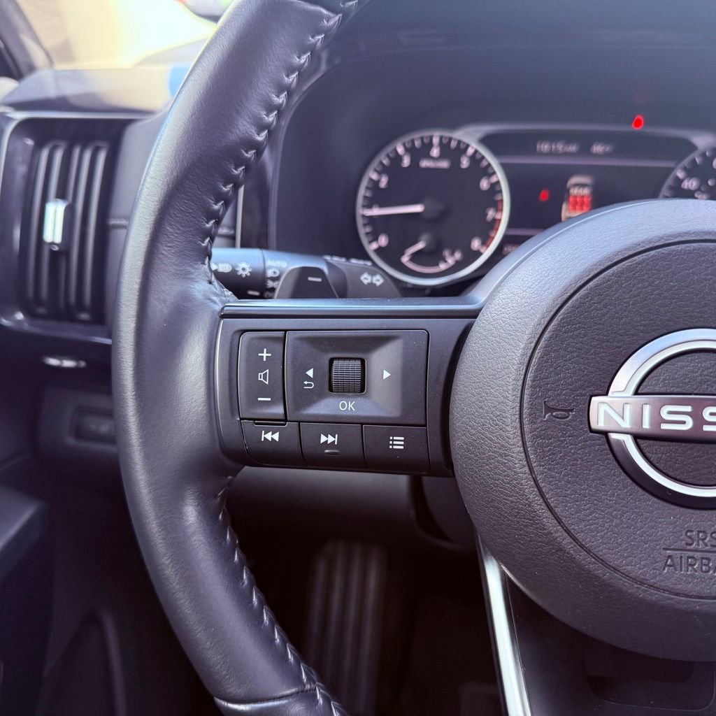 Used 2025 Nissan Pathfinder SV image 16