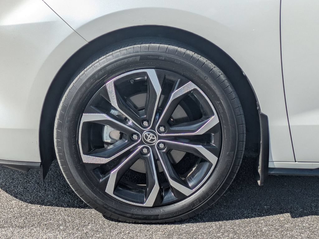 Used 2025 Toyota Sienna Platinum FWD image 9