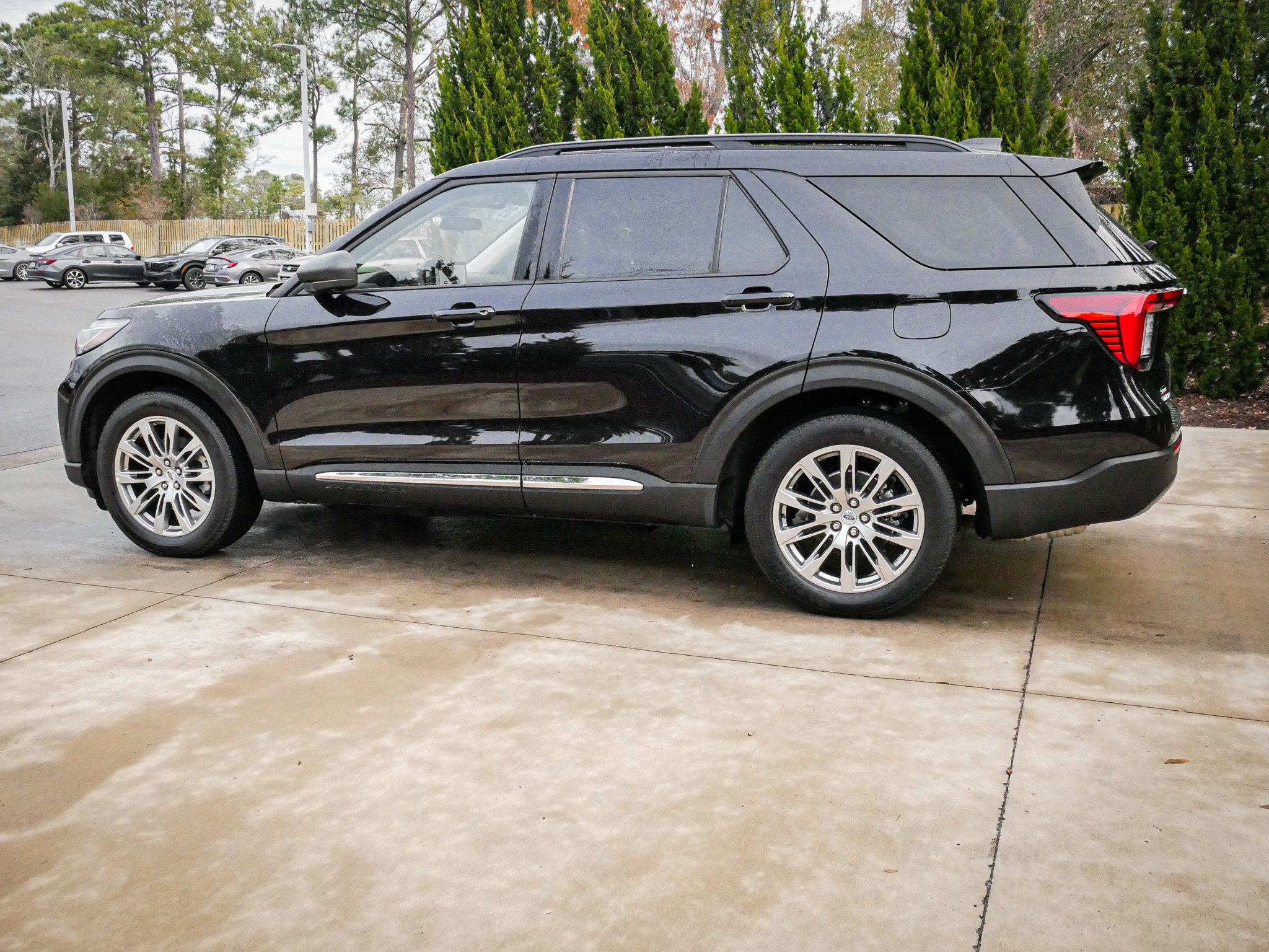 Used 2025 Ford Explorer Active w/ Active Comfort Package image 7