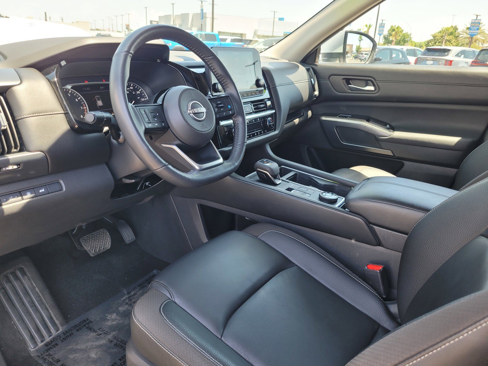 Used 2025 Nissan Pathfinder SL AWD/4WD image 10