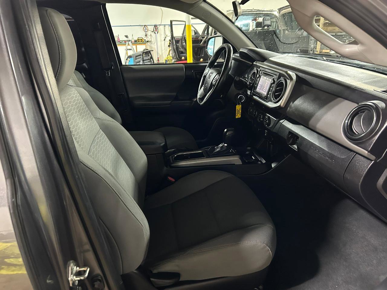 Used 2016 Toyota Tacoma SR5 AWD/4WD image 12