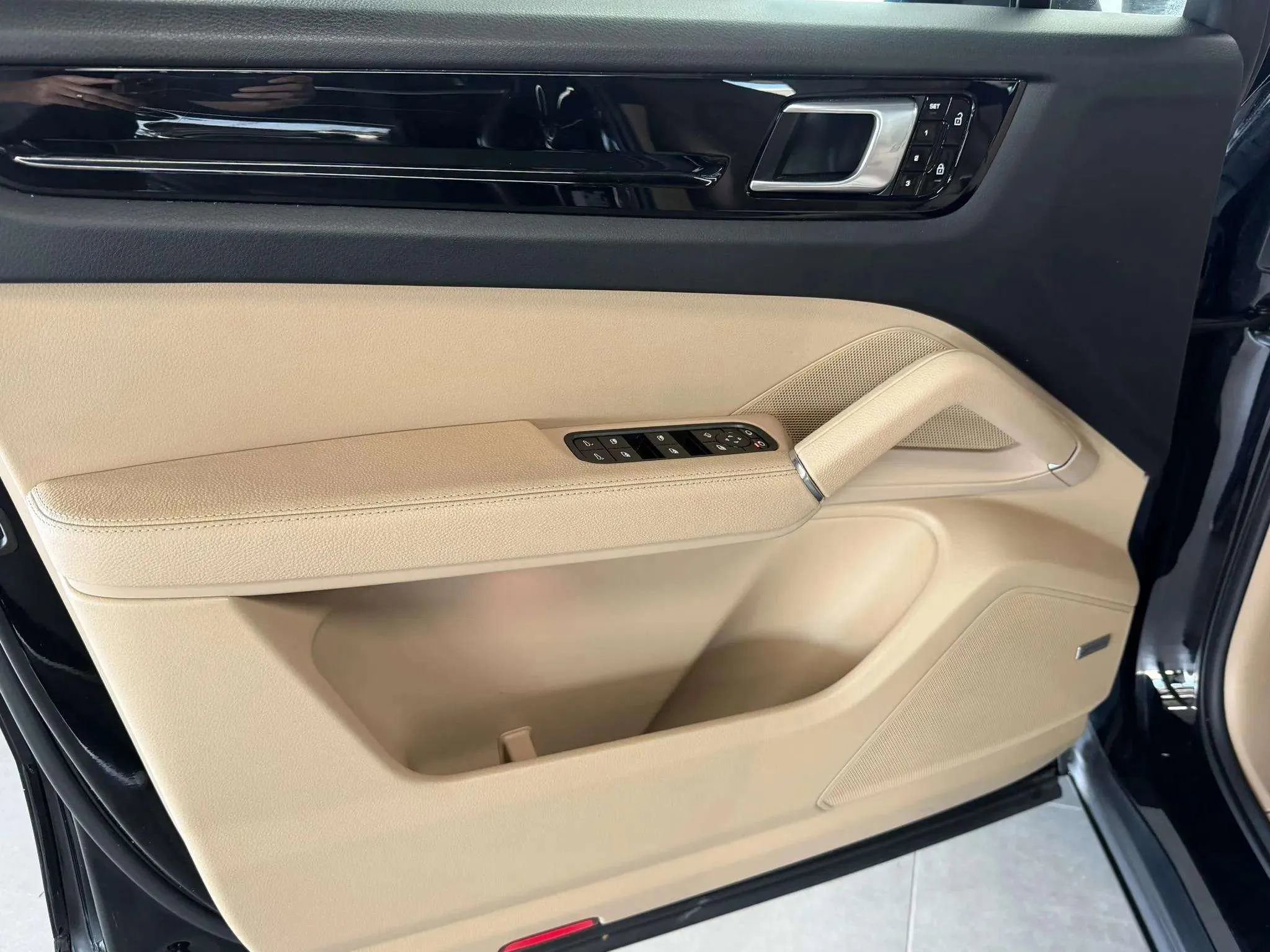 Used 2019 Porsche Cayenne S image 16