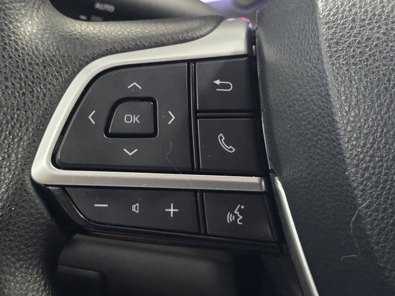 Used 2023 Toyota Highlander L FWD image 28