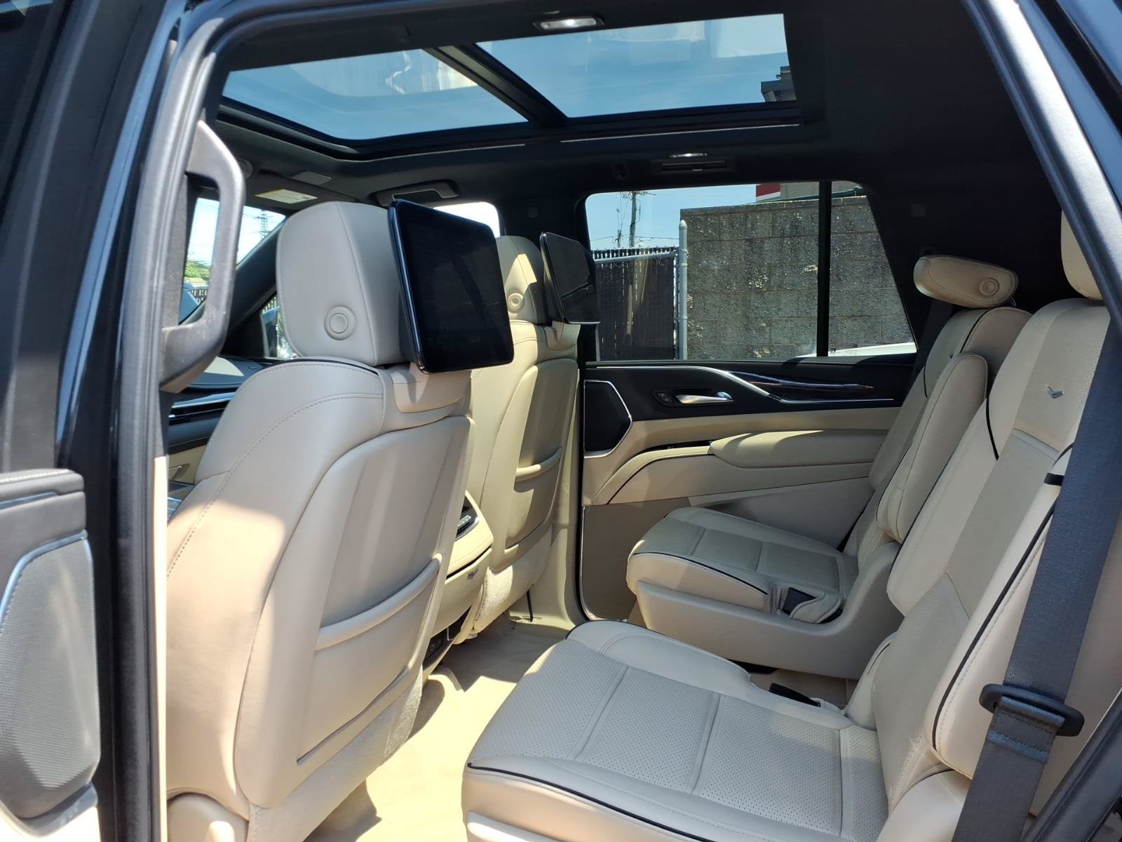 Used 2021 Cadillac Escalade Premium Luxury AWD/4WD image 15