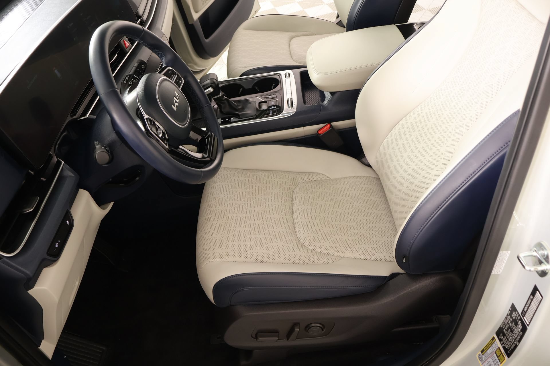 Used 2025 Kia Carnival SX FWD image 11