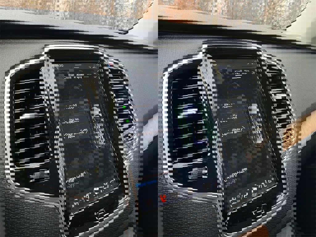 Certified 2025 Volvo XC90 B6 Plus image 23