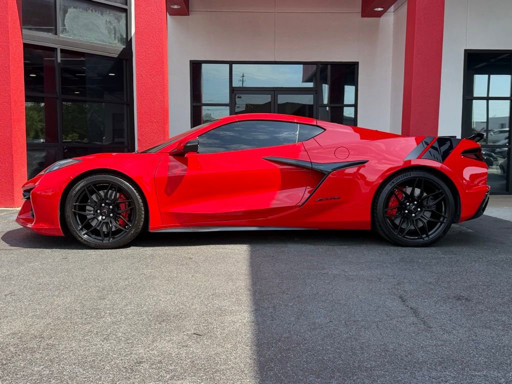 Used 2023 Chevrolet Corvette Z06 RWD image 3