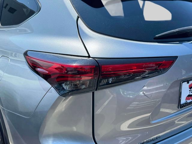 Used 2022 Toyota Highlander XLE AWD/4WD image 12