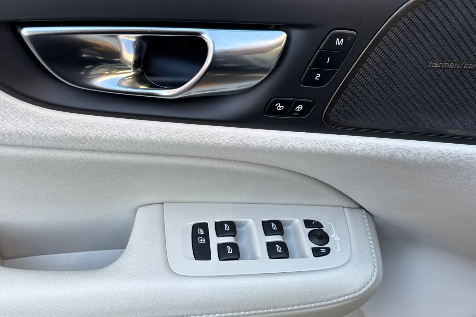 Used 2025 Volvo V60 B5 Cross Country Ultra w/ Protection Package Premier image 10