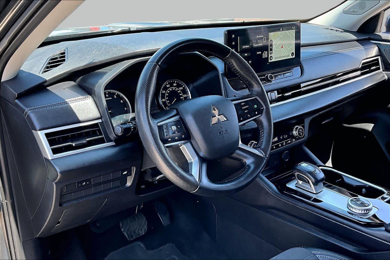 Used 2025 Mitsubishi Outlander SE AWD/4WD image 17