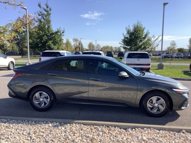 Certified 2024 Hyundai Elantra SE FWD image 5