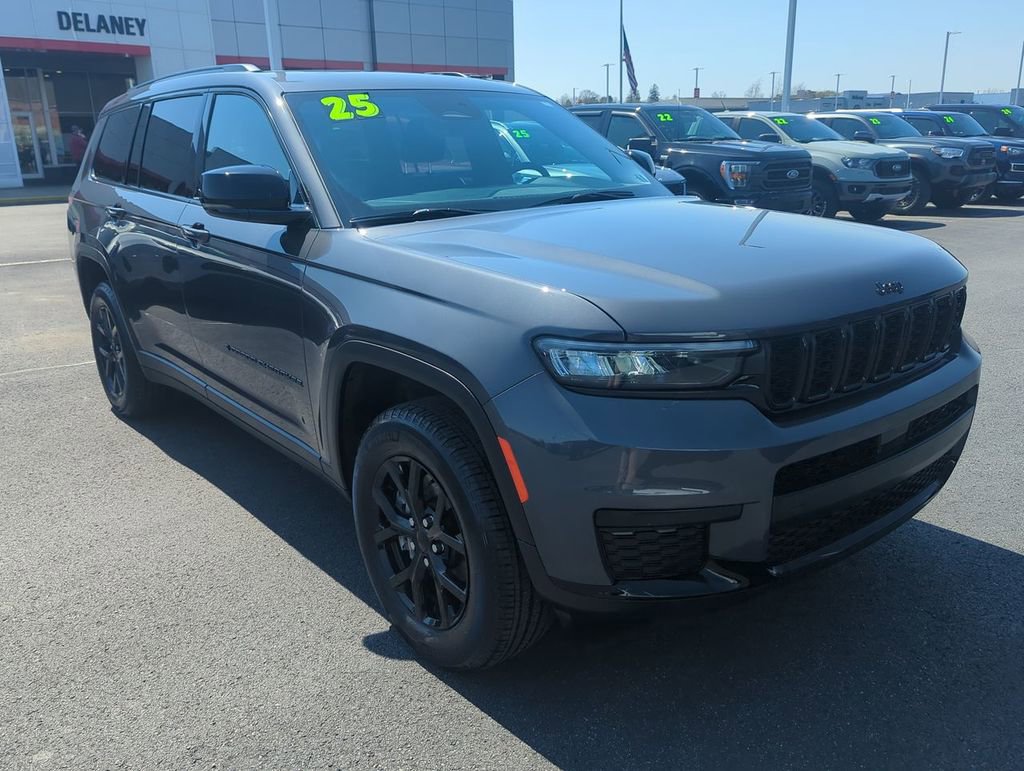 Used 2025 Jeep Grand Cherokee L Laredo AWD/4WD image 1
