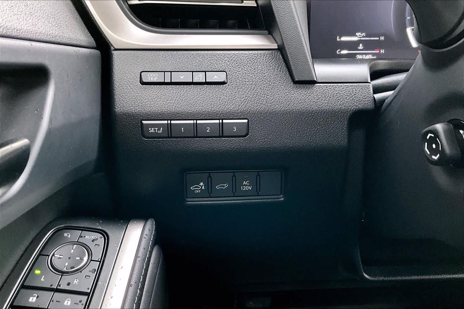 Used 2025 Lexus GX 550 w/ Accessory Package (2T) AWD/4WD image 32