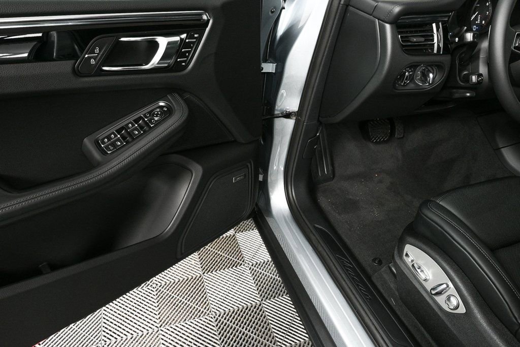 Certified 2026 Porsche Macan AWD/4WD image 7