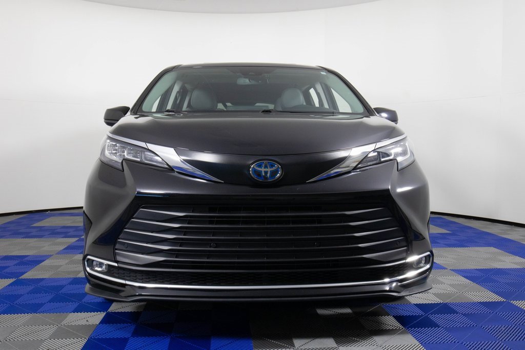 Used 2023 Toyota Sienna XLE image 2
