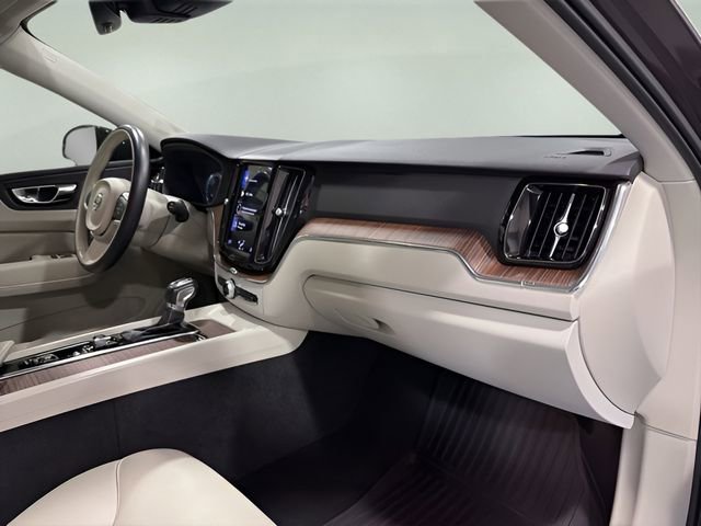 Used 2021 Volvo XC60 T5 Momentum w/ Premium Package image 13