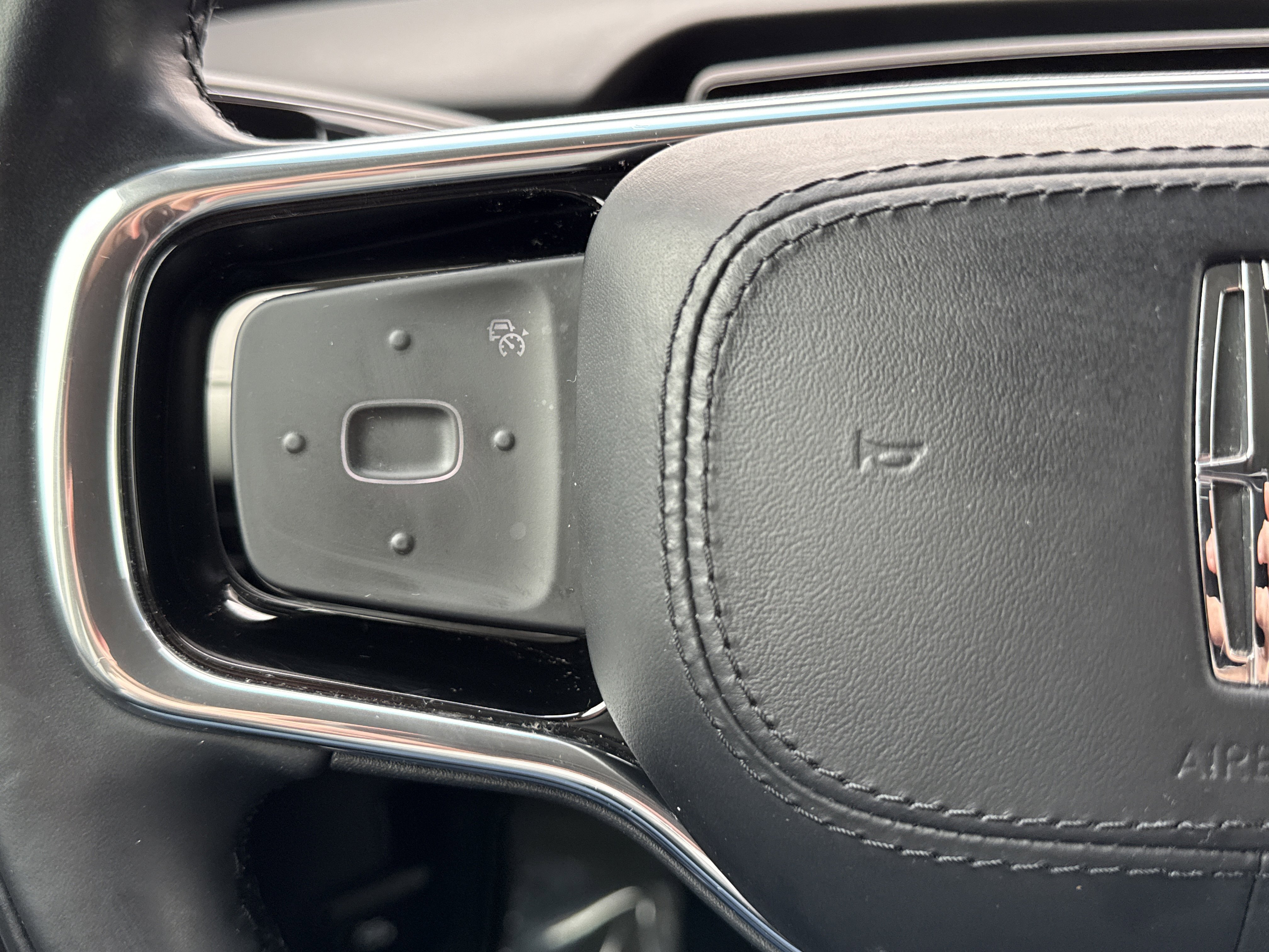 Used 2024 Lincoln Nautilus Premier image 25