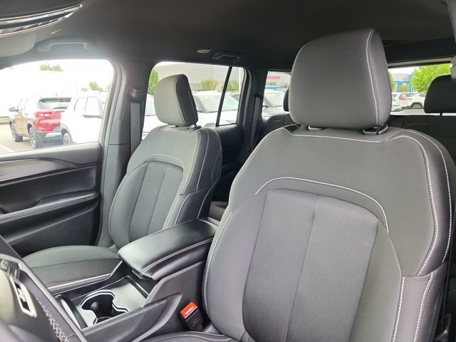 Used 2025 Jeep Grand Cherokee Laredo AWD/4WD image 22